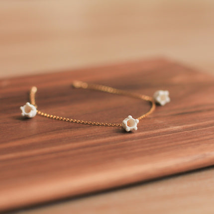 Retro Bone China Flower Bracelet - Elegant Porcelain Blossom & Adjustable Gold Chain